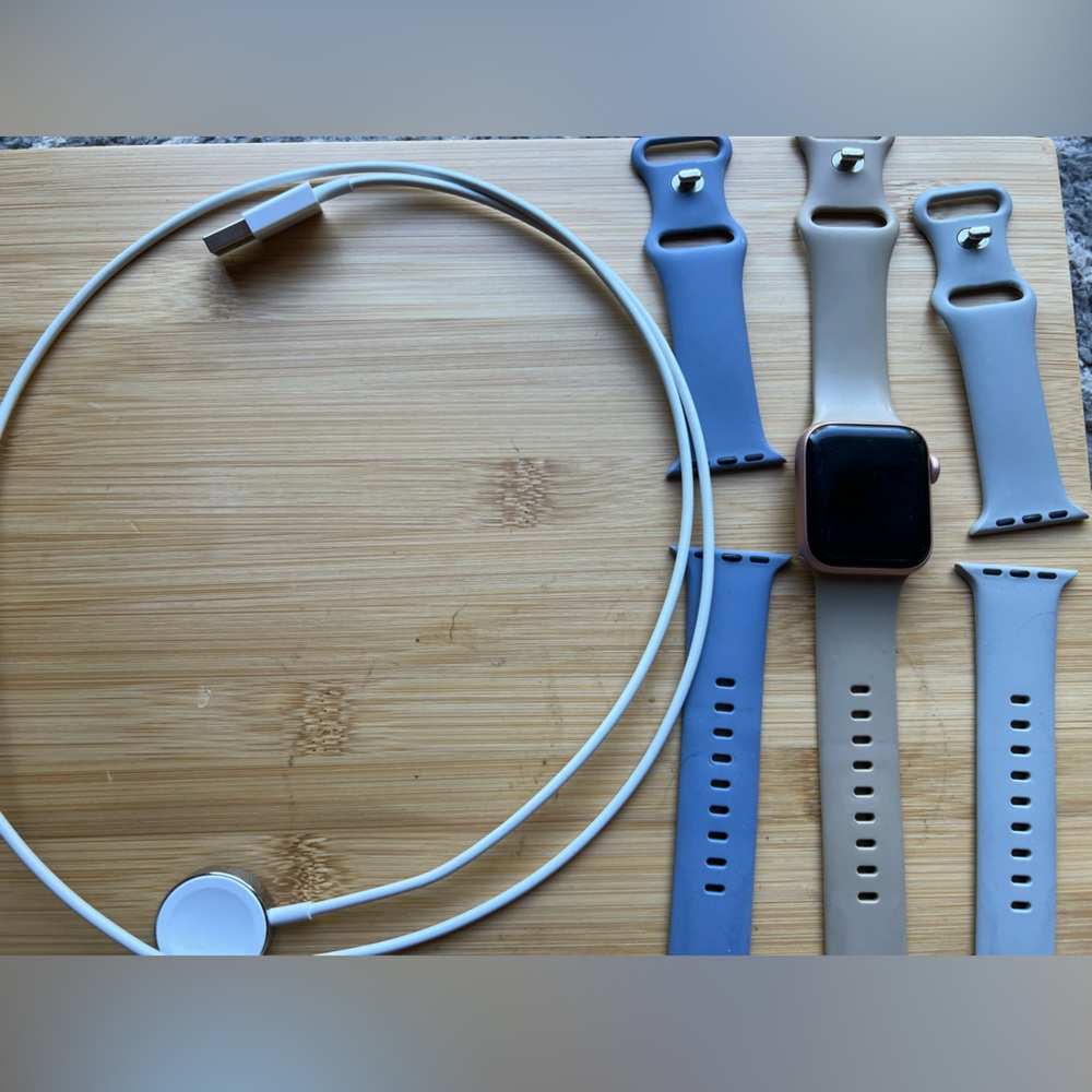 Apple Series 5 40mm Smartwatch Bundle